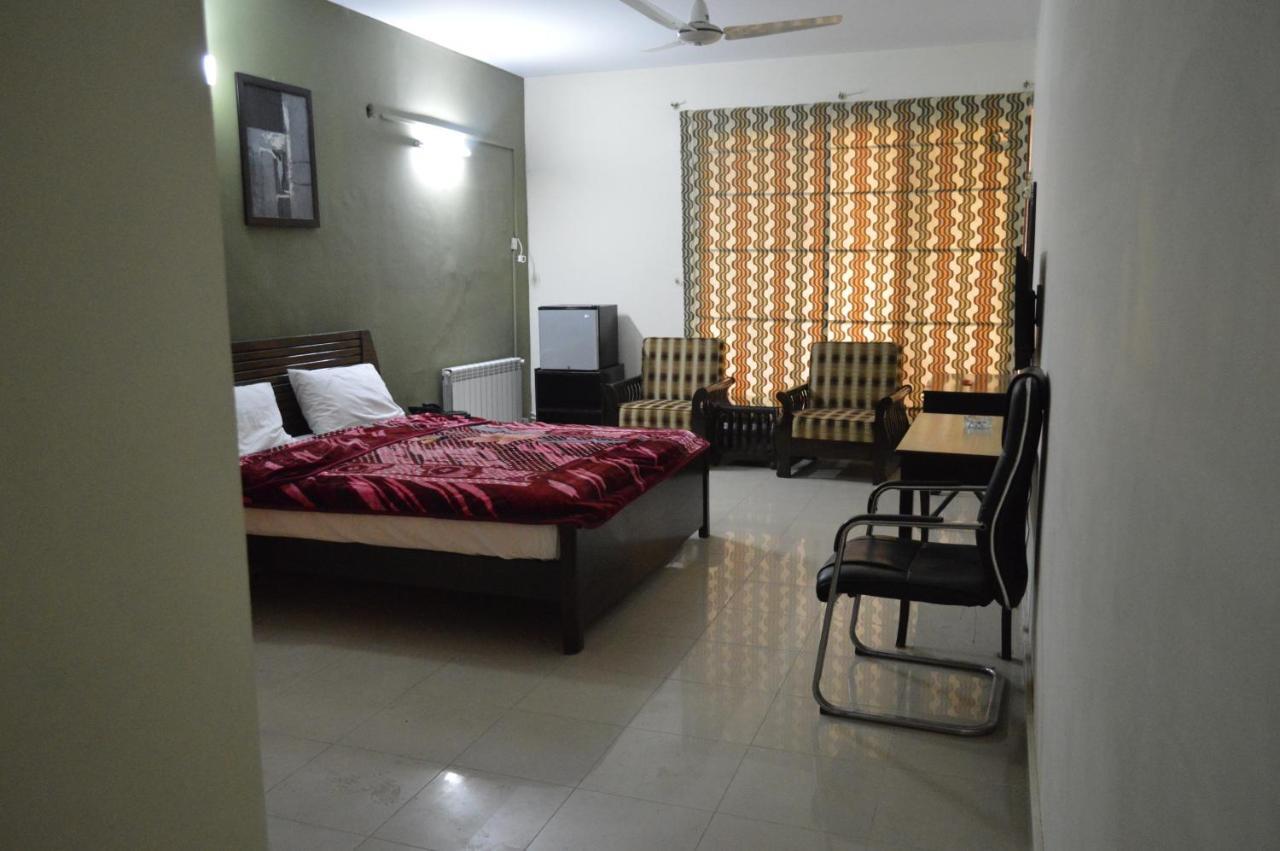 Royal Manor F-10 Bed & Breakfast Islamabad Exterior photo